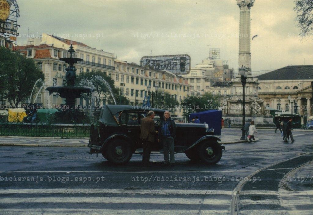Sr. Augusto de Macedo e o Oldsmobile (Lisboa, 1989)