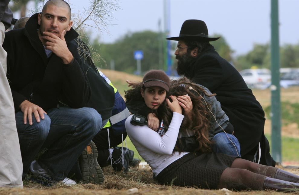 Israelitas protejem-se de ataque do hamas