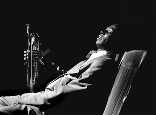 Miles Davis, backstage at 'Just Jazz' concert, Los Angeles, 1950 por Bob Willoughby