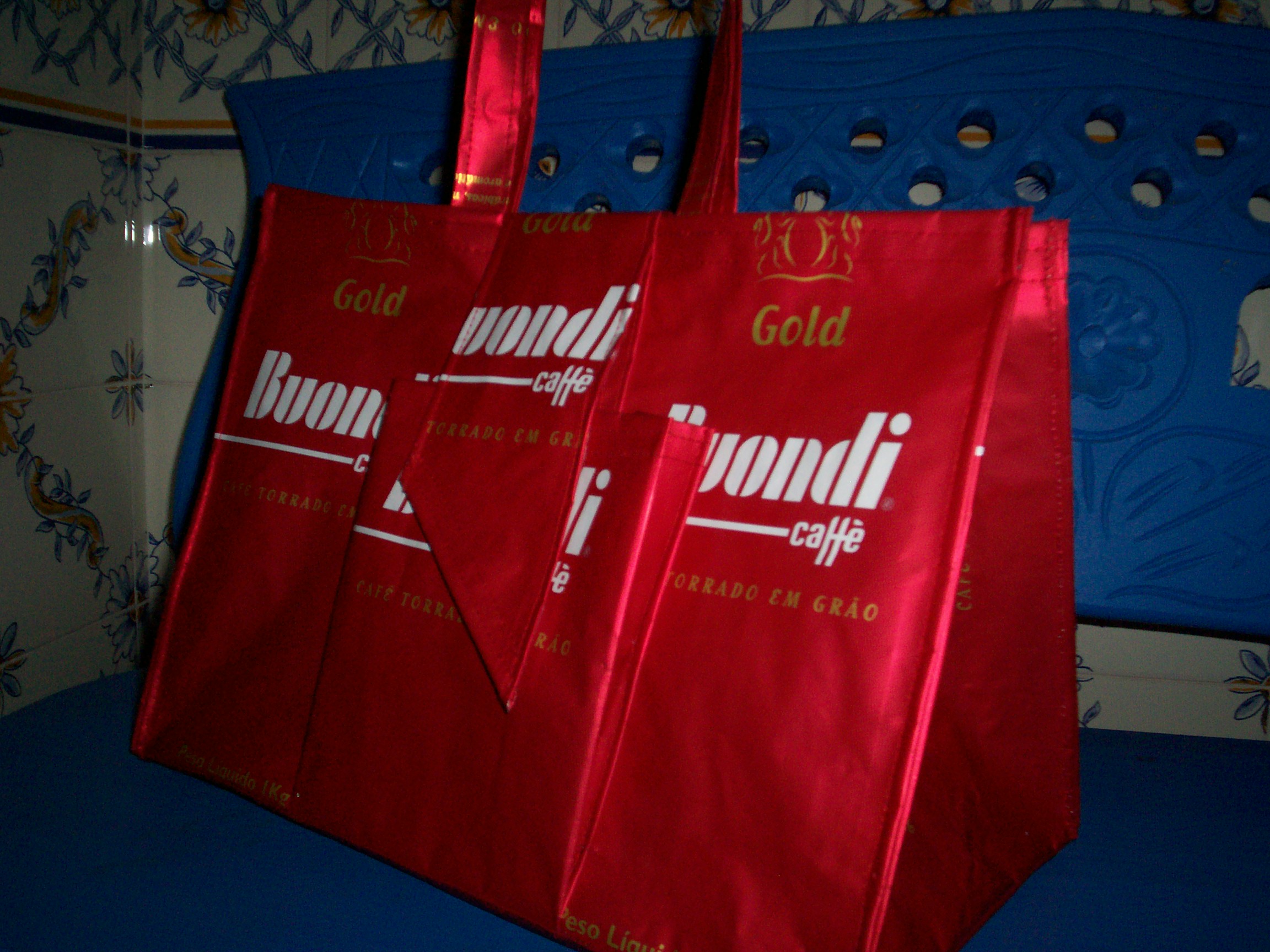 saco buondi, lindo este saco, vendido na feira de artesanato de Belém, disponivel em vermelho, azul e verde