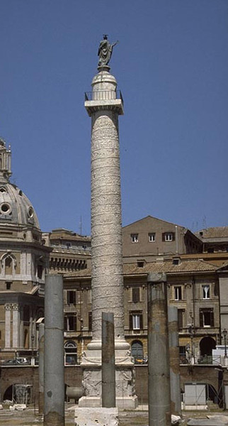 A coluna de Trajano foi erigida em Roma em 113, para celebrar as vitórias do imperador na Dácia. Mede 30m de altura e no cimo foi colocada uma estátua enorme do imperador. Dento do pedestal em que assenta a coluna estão as cinzas do próprio Trajano.