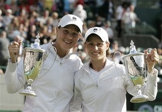 Liezel Huber (à esquerda) e Cara Black (dir.) exibem os respectivos troféus, que simbolizam a vitória no torneio de Wimbledon