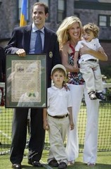 Pete Sampras, com a mulher e os filhos, na cerimónia que marcou a entrada para o Hall of Fame