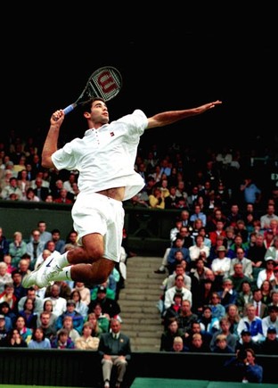 Pete Sampras, aqui em acção no torneio de Wimbledon, executando uma das suas pancadas características: o Slam Dunk