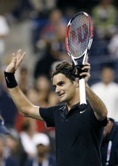 Roger Federer, ontem a actuar de negro, bateu, sem dificuldade, o chileno Paul Capdevile, por 6-1, 6-4 e 6-4.