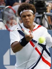 Tsonga venceu e garantiu, pela segunda vez consecutiva em torneios do Grand Slam, a presença numa terceira ronda. Rafael Nadal é o senhor que se segue.