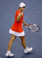 Justine Henin soma e segue. Defrontou Serena Williams, pela terceira vez em quartos-de-final de torneios do Grand Slam este ano e pela terceira vez se impôs. Fantástico!