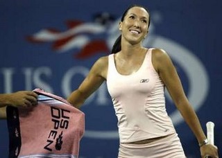 Jelena Jankovic foi a primeira a entrar em court, ao lado de Venus Williams. Aqui sorria, mas, no final, foi Venus quem levou a melhor.