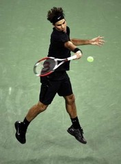 Já em court, foi Federer quem dominou as atenções. O suíço derrotou Andy Roddick pela 14ª vez em 15 confrontos e está um passo mais próximo da sua 10ª final consecutiva em torneios do Grand Slam. Notável!