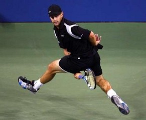 Roddick bem tentou, mas, frente a Federer, não houve solução possível.