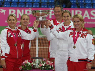 Da esquerda para a direita: Elena Vesnina, Anna Chakvetadze, Shamil Tarpischev, Nadia Petrova e Svetlana Kuznetsova.