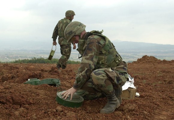 Soldado do Exército dos EUA numa operação de remoção de minas terrestres