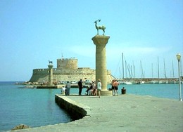 Marina de Rodes, a maior das ilhas do Dodecaneso, situadas no Egeu