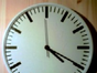 Um relógio com o ponteiro de segundos