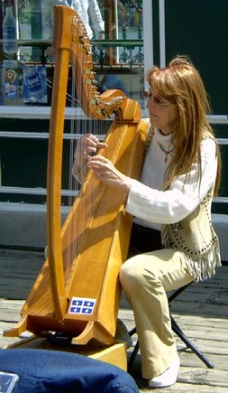 Uma harpista tocando harpa