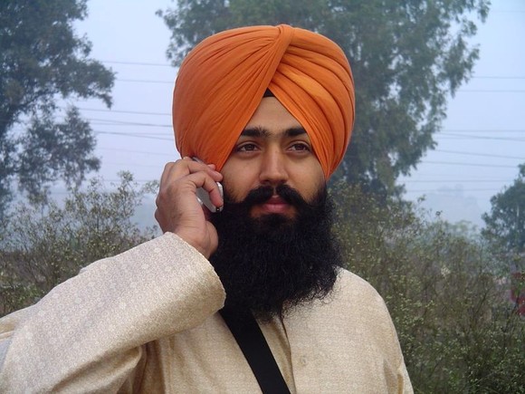 Homem sikh com barba e turbante