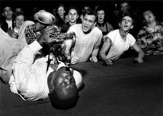 Big Jay McNeely playing on his back, Los Angeles, 1951 por Bob Willoughby